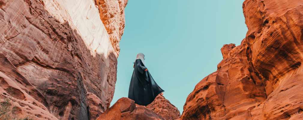 Person wandert zwischen den Felsen in der Wüste